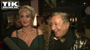 Richard siegfried lugner (* 11. Richard Lugner Zeigt Neue Freundin Zebra Youtube
