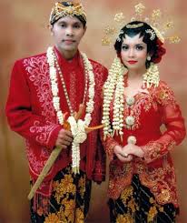 Pakaian adat sunda tidak hanya dapat dibedakan berdasarkan kasta pemakainya saja, akan tetapi ada juga jenis pakaian adat yang dibedakan berdasarkan. Koleksi Populer Gambar Pakaian Khas Adat Sunda Ideku Unik