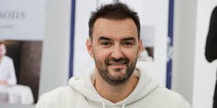 L Emission Tous En Cuisine Avec Cyril Lignac Continue Sur M6 Cosmopolitan Fr