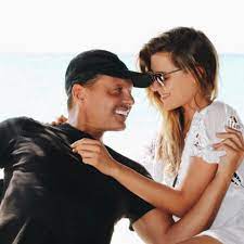 La historia de macarena achaga, actriz que será la primera hija del cantante. Qwmsztoydjohrm