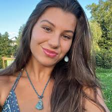 Hi! My name is Emma, I am a 23 year old student getting my Masters at  Utrecht University! I am from the United States and am studying  Anthropology. I speak English and