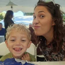 Who can do a maternity photo shoot