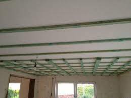 Die latten können direkt an die decke gedübelt werden, wenn diese absolut gerade ist. Decke Abhangen Mit Dachlatten Gipskarton So Wird Es Gemacht