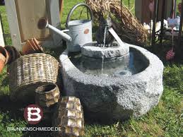 Granit Brunnentrog Mit Wasserspeiendem Froschkonig Aus Bronze Wasserspiel Aus Naturstein Mit Frosch Www Brunnenschmiede De Brunnentrog Quellstein Natursteine