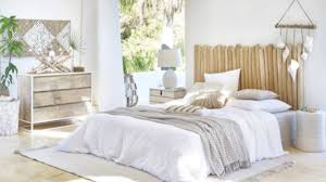 Tête de lit moderne est entièrement faite de bois récupéré et ont ce look rustique moderne, peint à la main, poncé, teint et verni ou ciré. Tete De Lit 21 Modeles Qui Ont Du Style