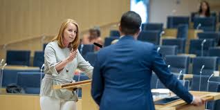 Jimmie åkesson (sd) och annie lööf (c) debatterade gymnasielagen som gav 9000 afghaner rätt att stanna för att studera. Aktuellt Riksdagen