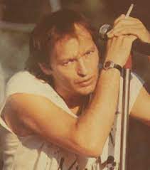 Alcuni siti e libri menzionano il 4 aprile un concerto a lugo. Vr Vasco Rossi Un Dio Home Facebook
