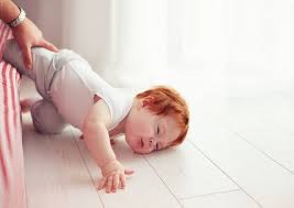 Die panik der eltern ist in solch einer situation selbstverständlich groß, doch nicht jeder sturz ist sofort lebensgefährlich. Baby Vom Bett Gefallen Mogliche Gefahren Wann Sie Zum Arzt Sollten