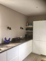 ikea voxtorp keuken wit aanrechtblad belgisch hardsteen bus natuursteen muren farrow ball purbeck stone witte keuken kleine keuken verbouwen keuken
