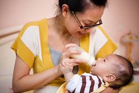 Newborns start out with a stomach that can hold only a small amount at first. Combining Breastfeeding And Formula Feeding