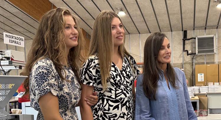 Letizia, Leonor y Sofía reaparecen en Palma sin Felipe VI, de viaje en  Colombia: visita solidaria y looks con guiños a la artesanía balear