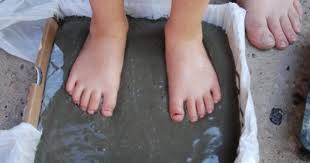 How To Make Footprint Stepping Stones Stepping Stones Crafts Stone