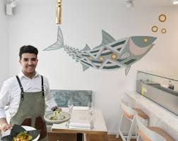 Überall locken biergärten, cafés und restaurants mit tischen im freien, an denen man die sonnentage bis in die lauen abendstunden genießen kann. Munchen Die Besten Restaurants Fur Fisch Munchen Suddeutsche De Restaurant Munchen Bestes Restaurant Restaurant