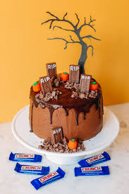 How To Make A Crunch Bar Graveyard Cake Cupcake Cakes Halloween Food Dinner Halloween Desserts