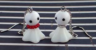 雨の多い時期のお出かけに 晴れますように との願いを込めて てるてる坊主のピアス を作りました 顔はシンプルに目だけ ごくごく小さなジェットのスワロフスキーが入っています 首の紐の色をビビットな赤と すっきりしたシルバーの2色