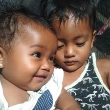 TINGNAN: Bumisita sa burol ng mga biktima ng aksidente si Kalinga Governor  Ferdinand Tubban matapos ang nangyaring trahedya sa pagkahulog ng isang  sasakyan sa irrigation canal na ikinasawi ng 13 katao kabilang