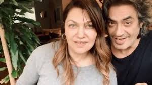 Η καίτη γαρμπή, ντυμένη στα κόκκινα και χαρούμενη, καμάρωνε στο stage τον αγαπημένο της.όταν ο διονύσης τραγούδησε τα συγκοινωνούντα δοχεία το αφιέρωσε με μια κίνηση στη σύζυγό του! Kaith Garmph H Epeteios Gamoy Kai To Tryfero Dwro Toy Dionysh Sxoina Fwto