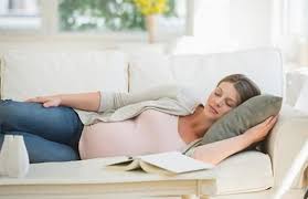 Salah satu cara bayi belajar sudah waktunya tidur adalah dari isyarat di lingkungan, ujar deborah givan cara ini dapat membuat bayi tidur lebih baik di usia 4 atau 5 bulan. Bagaimanakah Posisi Tidur Ibu Mengandung Yang Paling Ideal