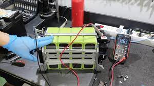 The included lithium battery charger recharges batteries in 60 minutes or less for improved. Bmw Lithium Ion Battery What S Inside Youtube