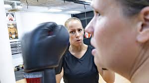 Sektionschefen Anna håller mötet i boxningsringen