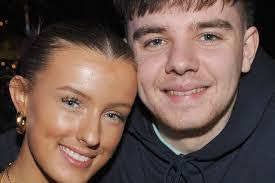 Amanda Cains's Instagram, Twitter & Facebook