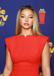 Jul 02, 2021 · there's more from the set of knives out 2! Fashion Shopping Style Madelyn Cline Matched Boyfriend Chase Stokes In 2 Cute And Clever Ways At The Mtv Awards Popsugar Fashion Photo 4