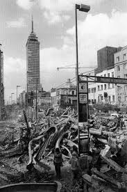 El terremoto de 1985 fue un sismo registrado el domingo 3 de marzo de 1985 a las 19:47 hora local (22:47 utc).su epicentro se localizó en la costa central de la región de valparaíso, chile, cercanas a la localidad de laguna verde, a unos cuantos kilómetros al sur de valparaíso, y tuvo una magnitud de 8.0 m w y de 7.8 m s. El Terremoto De 1985 Cuando Nacio La Sociedad Civil Comunicacion En La Mira