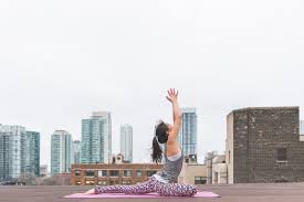 Bij pilates wordt vaak gekozen voor een wat dikkere mat omdat bij veel oefeningen op de grond moet worden gelegen, terwijl bij yoga worden vaak dunnere matten gebruikt omdat veel oefeningen staand. Pilates Matten Test Kaufratgeber Vergleich 2020