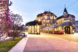 De la persoane necalificate pentru. 10 Motive Pentru A Investi In Oradea