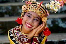 Indonesien liegt genau dort, wo sich asiatische und australische kontinentalplatte treffen, im einflusskreis südasiens, indiens und australiens und damit mitten. Land Leute Indonesien Schoner Tauchen