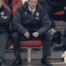 Suivez l'évolution de l'épidémie de coronavirus / covid19 dans le monde. Arsene Wenger Jacket Gif Gifs Tenor