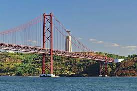 As propostas de construção de uma ponte para unir as duas margens do rio tejo remontam aos finais do século xix. Ponte 25 De Abril Portugal Visitor Travel Guide To Portugal