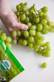 It also contains about 2 calories that come from fat. Here S What 1 Pound Of Grapes Looks Like Kitchn