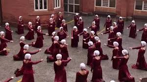 The comprehensive collection of the handmaid's tale: Preparez Vous La Saison 2 De The Handmaid S Tale S Annonce Epique Journal Du Geek