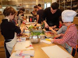 Il faut verser de la pâte à frire sur du beurre ou de l'huile chauffé dans la poêle ; Louise Rosier Stage Enfant Vacances Cuisine Et Education Culinaire A Paris Ateliers Ile De France