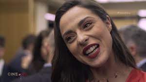 Από την άλλη βέβαια, η αλήθεια είναι ότι η ευτυχία, παρ' όλο που ήταν μία αξιοπρεπέστατη παραγωγή για τα ελληνικά δεδομένα, δεν ήταν και αψεγάδιαστη σε καμία περίπτωση, ούτε αποτέλεσε κάποια. Eytyxia Epishmh Premiera Sto 8eatro Pallas Youtube