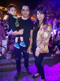 Naveed Raza With His Wife & Daughter
