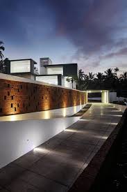 Lijo reny architects project year: Gallery Of The Running Wall Residence Lijo Reny Architects 11 Modern Driveway Driveway Lighting Architecture