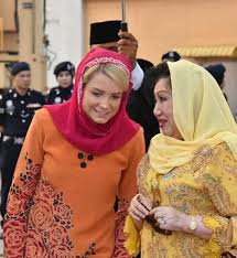 Raja perempuan tengku anis binti almarhum tengku abdul hamid (born 6 january 1949) is the former raja perempuan (queen consort) of kelantan. Lebih Setahun Jadi Isteri Tengku Mahkota Kelantan Che Puan Sofie Dah Ada Lesen Memandu Edisiviral