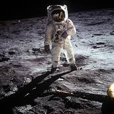 Pas moins de 20 pour cent des américains estiment que l'homme n'a jamais marché sur la lune et que l'état américain a mis en scène les alunissages des années 60 dans un la théorie du complot: 20 Ressources Pour Celebrer Les 50 Ans Du Premier Pas Sur La Lune Le Journal De L Animation