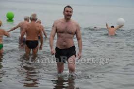 Αλεξανδροσ λυκουρεζοσ αντωνησ σροιτερ αποστολοσ γκλετσοσ γιωργοσ μενεγατοσ ζωη λασκαρη μαρια ελενη λυκουρεζου νατασα καλογριδη. O Apostolos Gkletsos Me Kormi Spa8i Ekane Mpanio Sth 8alassa Me Filoys Ths Perioxhs Fwto Binteo Eirinika Gr