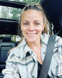 Jen Molnar's Instagram, Twitter & Facebook