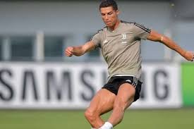 El futbolista portugués cristiano ronaldo apartó unas botellas de coca cola durante una rueda de prensa y pidió el consumo de agua. True Champions Never Break Cristiano Ronaldo After Ucl Exit