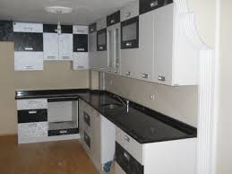 Beyaz mutfak dolaplarının yanı sıra ankastre ocak ve fırının da beyaz olması ortamın uyumunu bozmaz ve bütünlük sağlar. 2018 Siyah Beyaz Ankastre Mutfak Dolaplari Decobaz