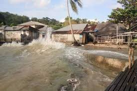 Ombak besar merupakan bencana yang mengerikan dan menakutkan sekali, jika bicara tentang ombak besar yang ada di pikiran adalah adanya gempa dan banjir yang saling menyatu. Warga Tak Bisa Tidur Rumahnya Sering Dihantam Ombak Besar Akhirnya Pilih Mengungsi Halaman All Kompas Com