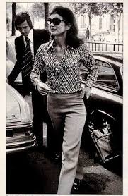 Jackie kennedy onassis' dark side. Jackie Onassis In Valentino 1970 Circa Look Moda Moda Looks Style