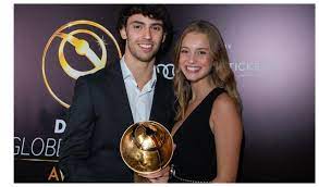 Joao's mom is carla felix. Joao Felix Emociona As Mulheres Da Sua Vida Com Premio Revelacao Do Ano Movenoticias