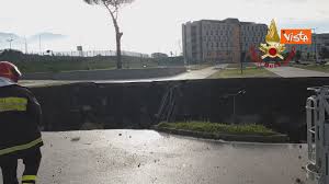 (adnkronos) un autobus dell'anm di napoli in servizio sulla linea 128 è sprofondato in una voragine che si è aperta sul manto stradale in via aniello falcone, nel quartiere vomero. Napoli Si Apre Voragine Nel Parcheggio Dell Ospedale Del Mare Inghiottite Diverse Auto Video Tgcal24 It