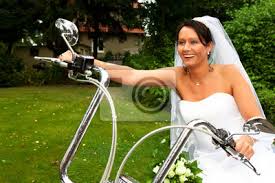 Maybe you would like to learn more about one of these? Lustige Braut Chick Lachend Sitzt Harley Davidson Fototapete Fototapeten Motorrad Biker Kuken Brautkleid Myloview De