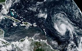 Le cyclone qui a frappé les antilles françaises est le plus puissant jamais enregistré depuis qu'existent les mesures par satellite. Ouragan Irma Les Antilles Francaises Placees En Alerte Jaune Le Parisien
